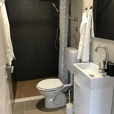 Pansion Lenas شقة